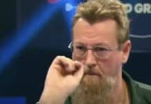 Simon Whitlock joutui kiusalliseen ongelmaan eteen – joutui poistumaan vessaan kesken legin Simon Whitlock