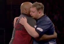 Cameron Menzies romahti henkisesti kesken pelin – pyyhki kyyneleitään heittojen välissä Cameron Menzies