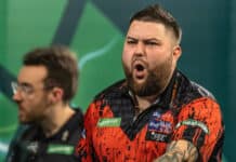 Uskomatonta draamaa! Michael Smith ja Chris Dobey heittivät roppakaupalla ottelutikkoja ohi ratkaisevassa legissä Michael Smith