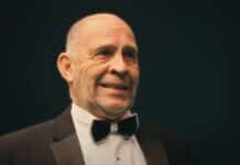 Russ Bray huikeassa mainoksessa – näin sujuu legendaarisen darts-äänen työkokeilut Russ Bray