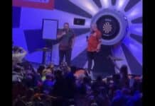 Huikeaa heittäytymistä! Adrian Lewis ja Stephen Bunting lauloivat näytöstapahtuman jälkeen Robbie Williamsin Angelsin Adrian Lewis