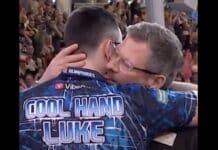 James Wadelta hulvaton reaktio – lipaisi kielellä Luke Humphriesin kaulaa James Wadelta