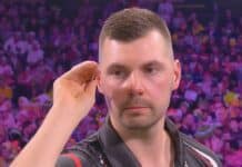 Teemu Harjun kauluksen sisällä oli yllätysvieras MM-kisaottelussa – some repesi vitsailemaan Teemu Harjun