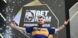 Katsomosta kuvattu video paljastaa yleisön sekoamisen ysitikkaisesta – fanit viskoivat kaljat ilmaan Josh Rock