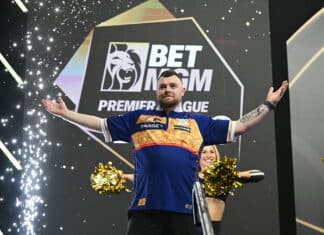 Katsomosta kuvattu video paljastaa yleisön sekoamisen ysitikkaisesta – fanit viskoivat kaljat ilmaan Josh Rock