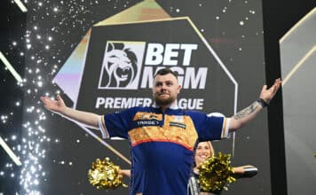 Katsomosta kuvattu video paljastaa yleisön sekoamisen ysitikkaisesta – fanit viskoivat kaljat ilmaan Josh Rock