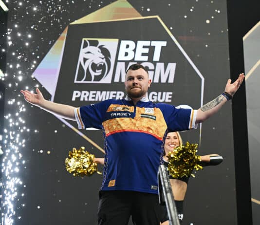 Katsomosta kuvattu video paljastaa yleisön sekoamisen ysitikkaisesta – fanit viskoivat kaljat ilmaan Josh Rock